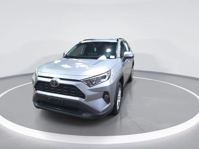 Used 2019 Silver Toyota XLE image 3