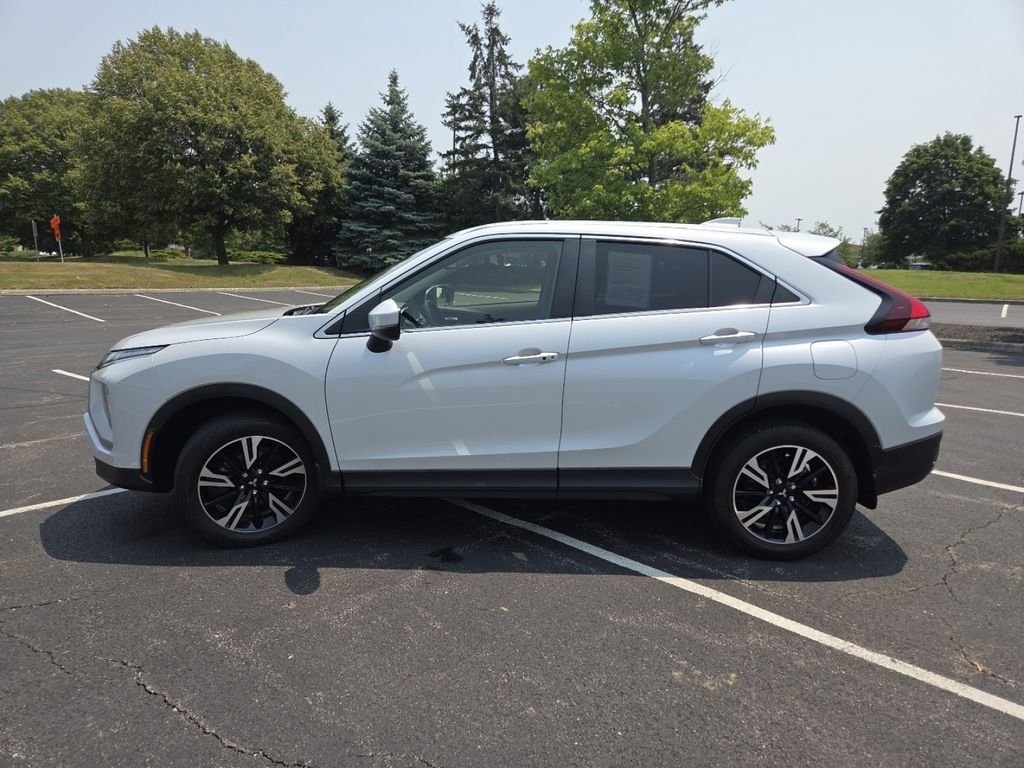 Used 2023 White Diamond Mitsubishi SE image 18