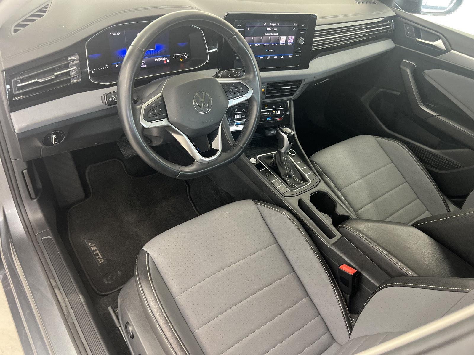 Used 2025 GRAY Volkswagen SE image 3