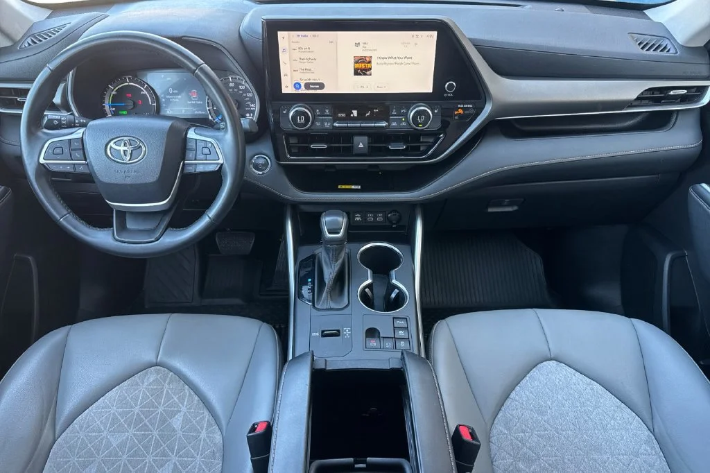 Used 2023 Wind Chill Pearl Toyota Bronze Edition image 15