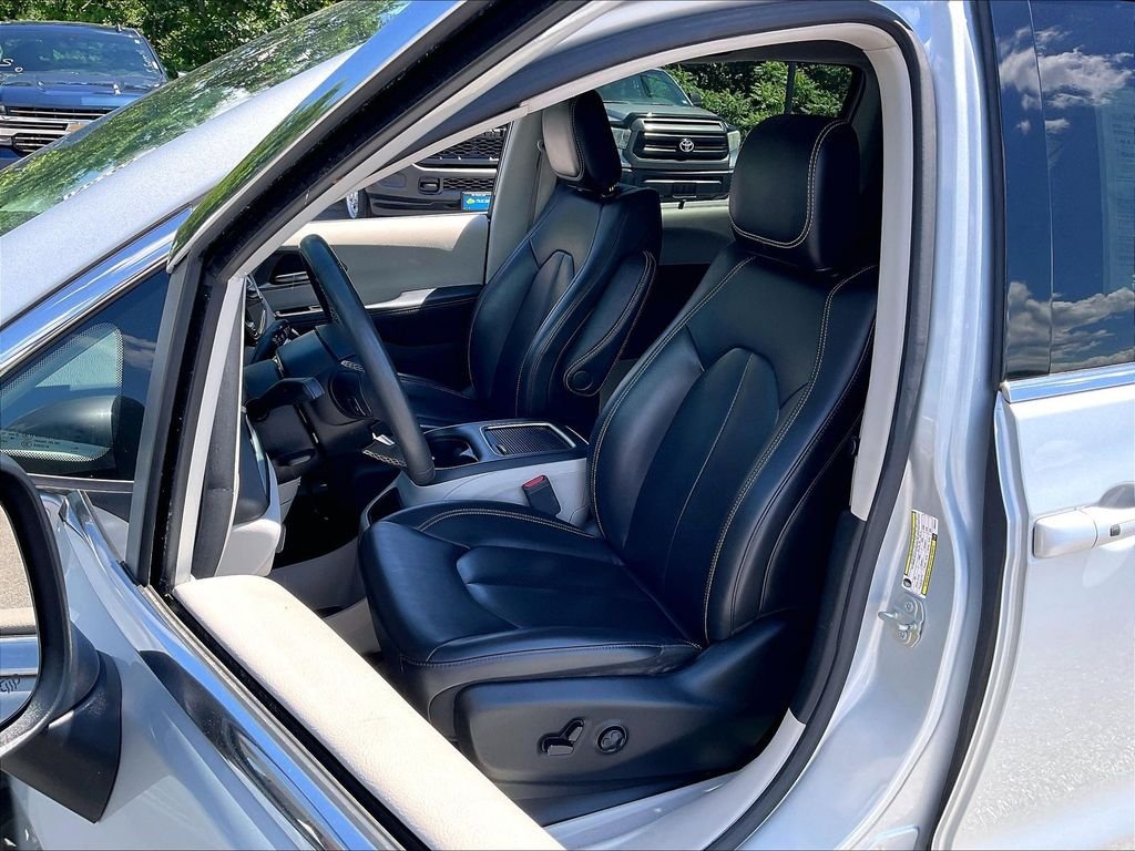 Used 2023 Silver Mist Clearcoat Chrysler Touring L image 9