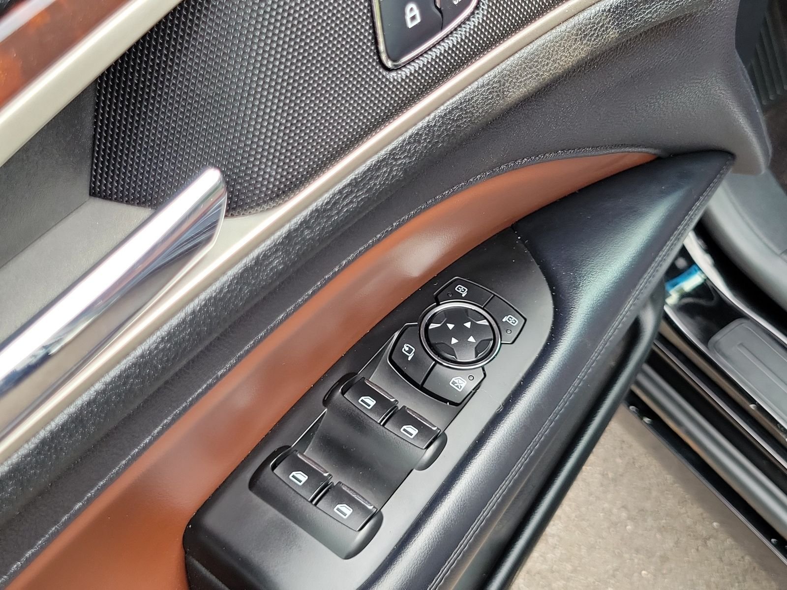 Used 2017 Black Lincoln Reserve image 8