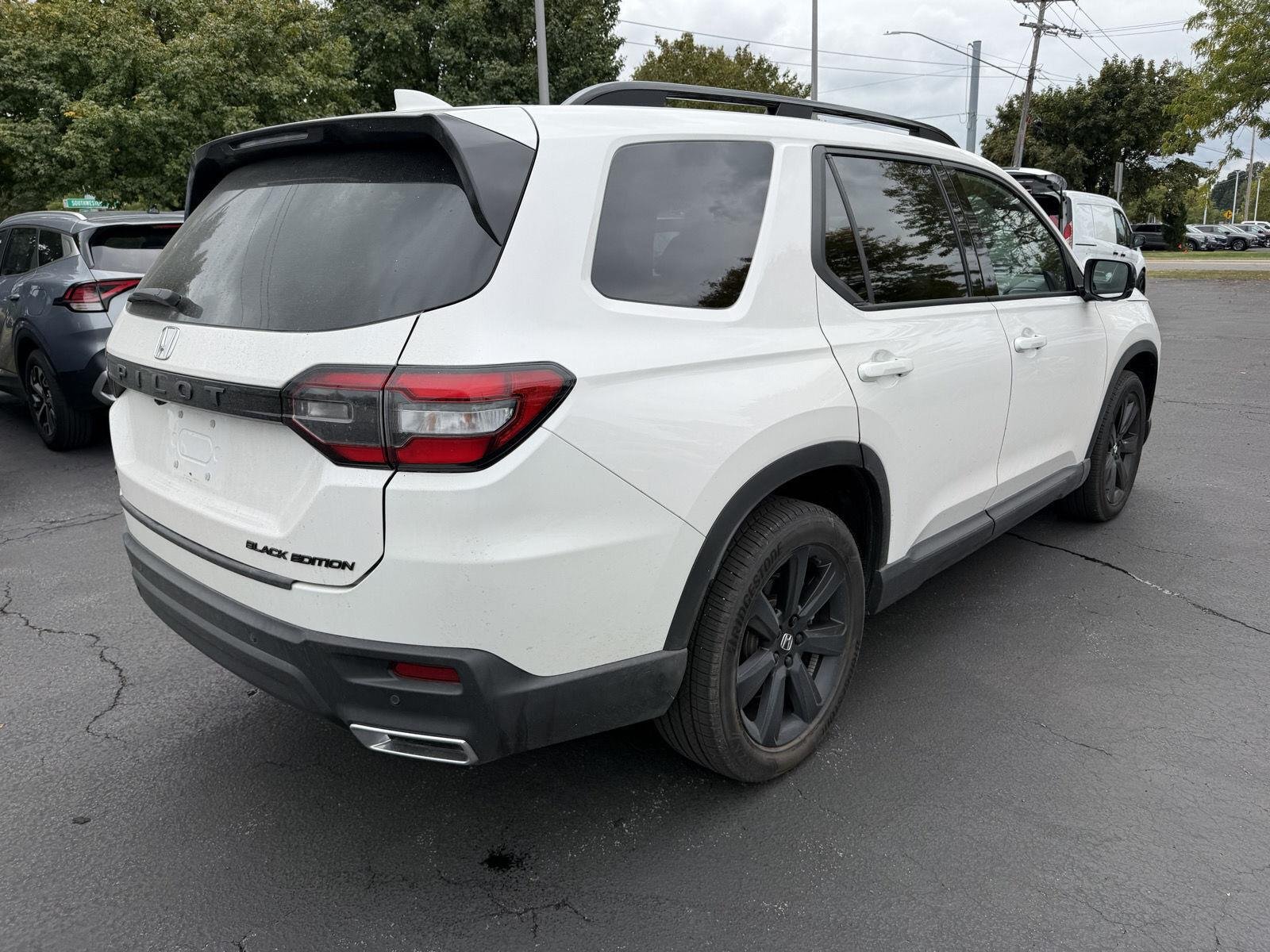 Used 2025 Platinum White Pearl Honda Black Edition image 4