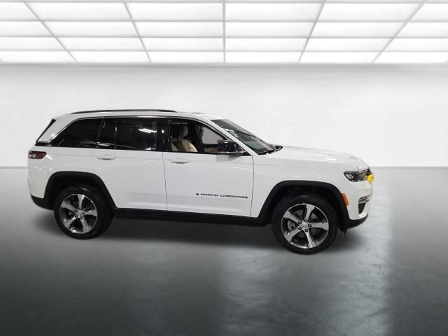 Used 2022 White Jeep 4xe image 3