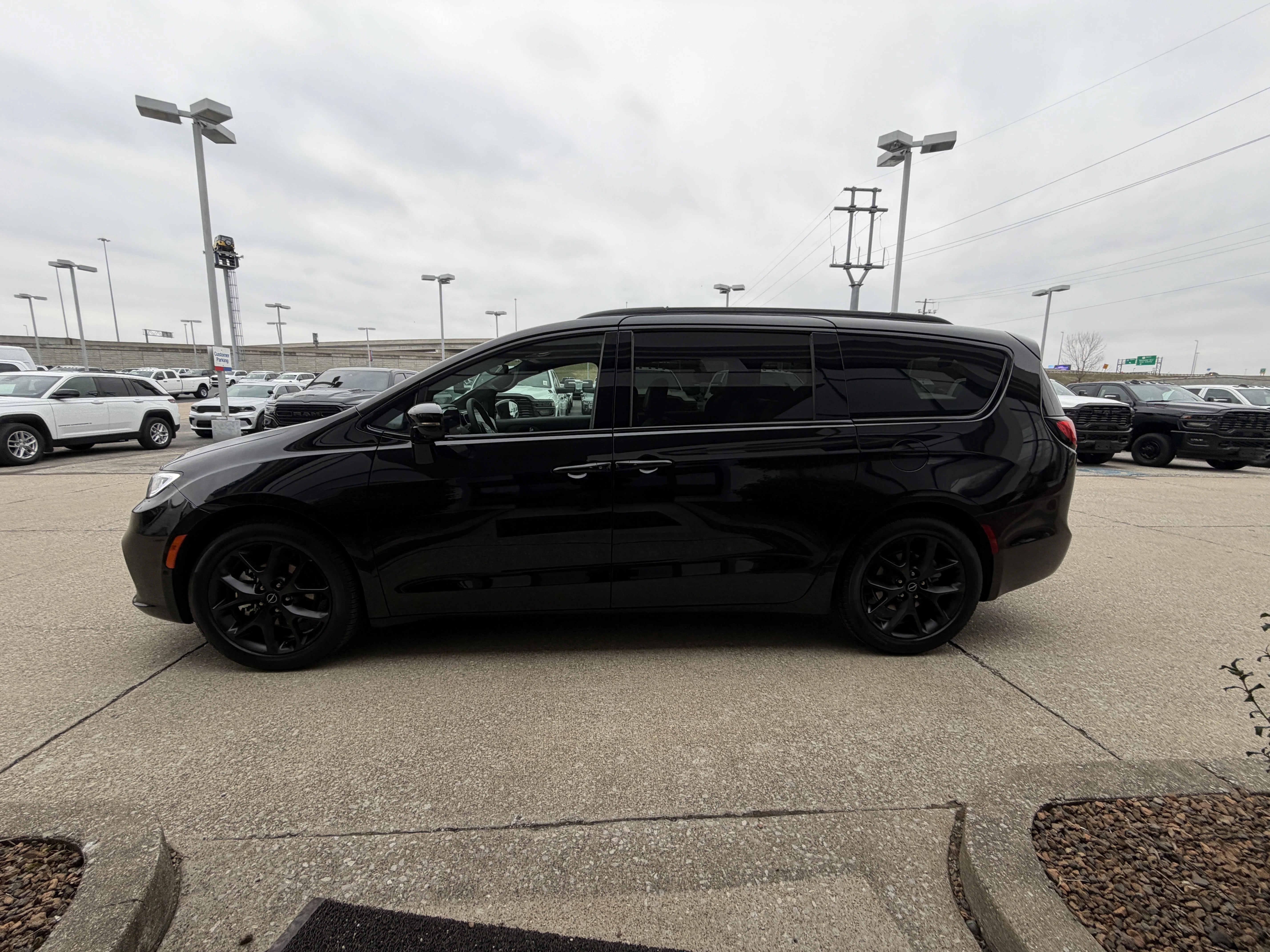 2026 Chrysler Pacifica Limited - Photo 15