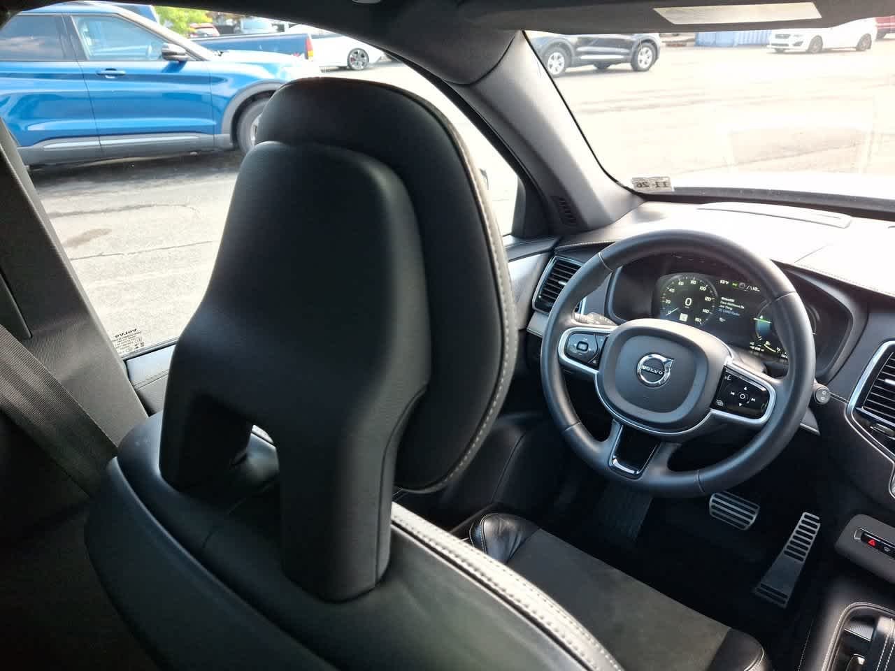 Used 2022 White Volvo R-Design image 15