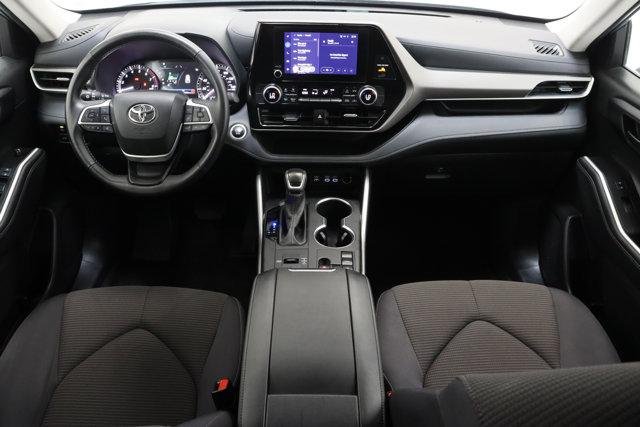 2025 Toyota Highlander LE - Photo 30