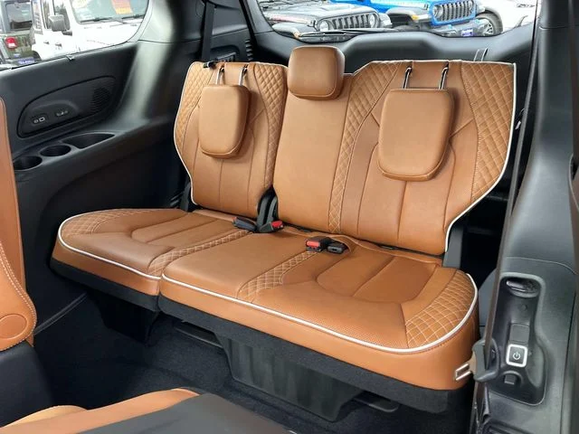 New 2026 Diamond Black Crystal Pearl-Coat Exterior Paint Chrysler Pinnacle image 18