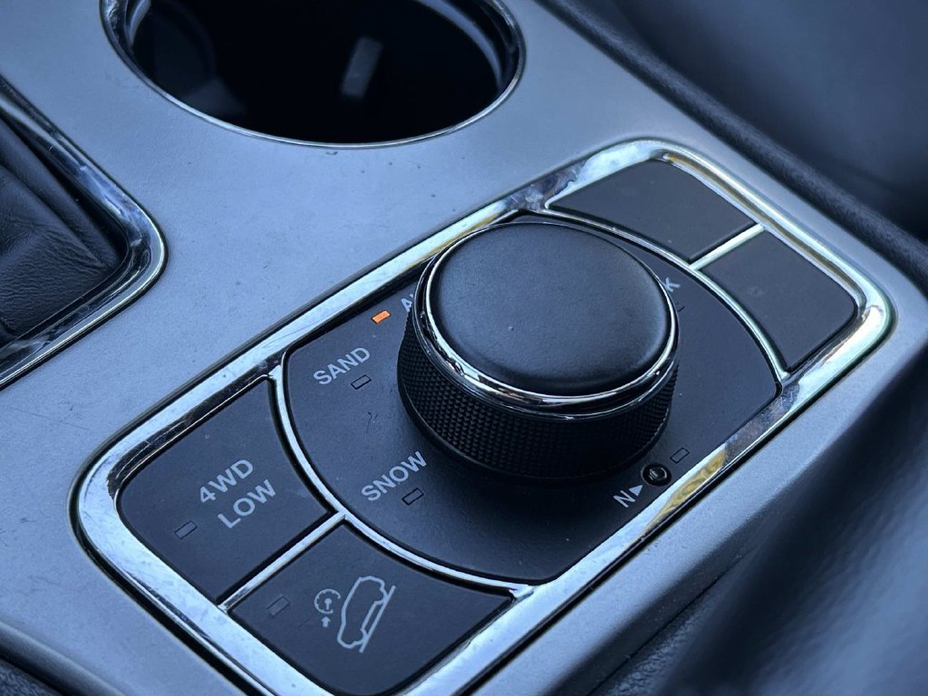 Used 2019 White Jeep Limited image 27
