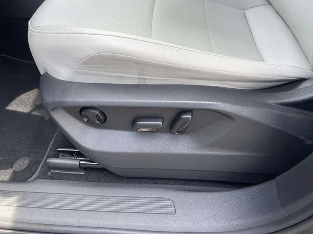 Used 2018 Gray Volkswagen 2.0T SEL image 19