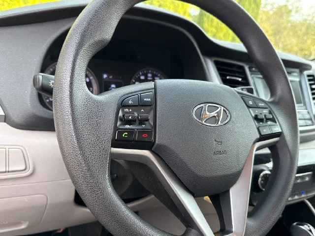 Used 2017 Molten Silver Hyundai SE image 13