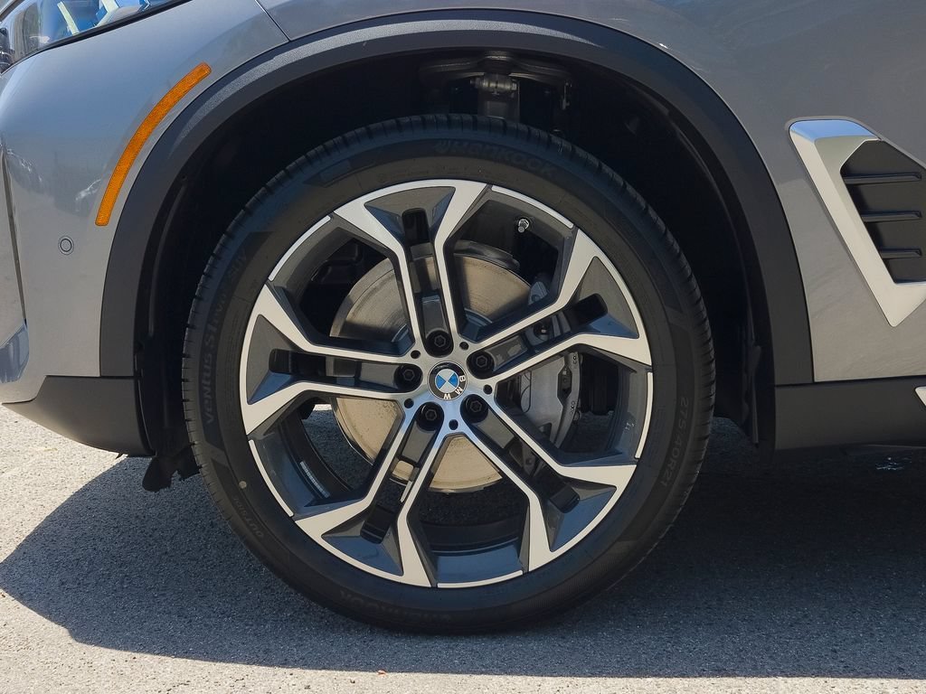 New 2026 Skyscraper Grey Metallic BMW sDrive40i image 6