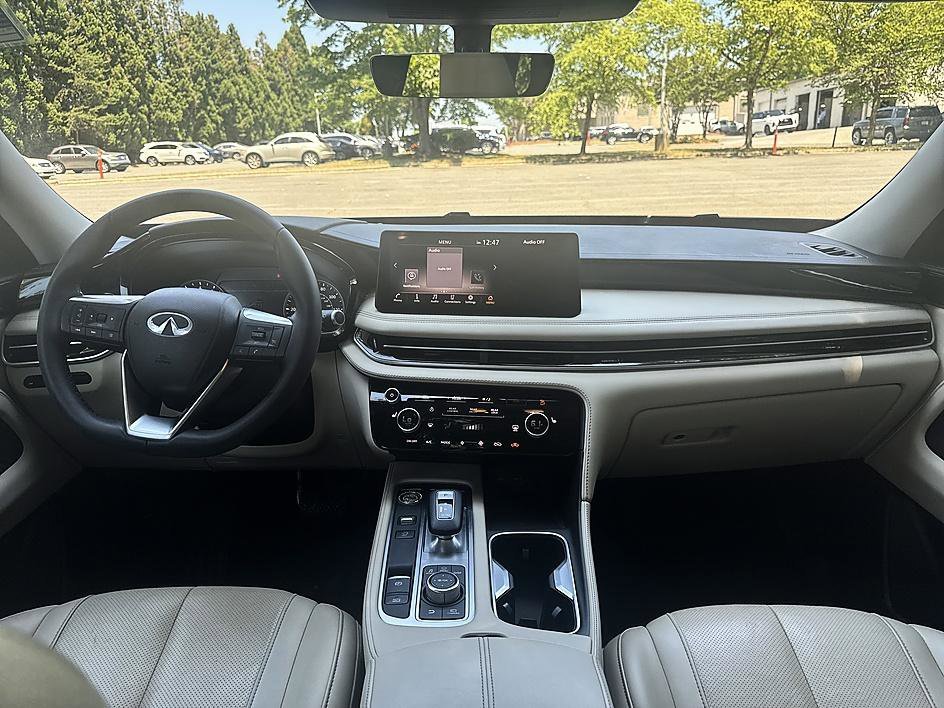 Used 2025 Glacier White INFINITI PURE image 17
