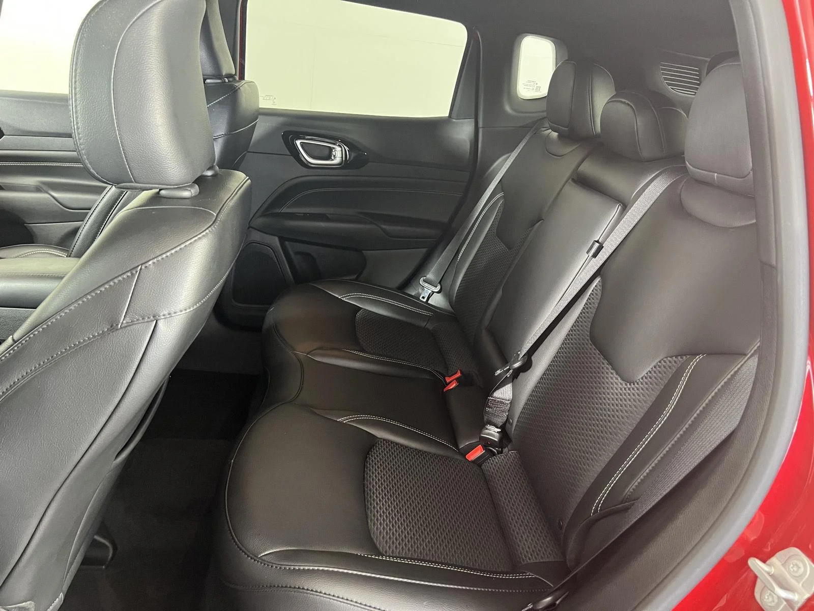 Used 2023  Jeep Altitude image 18