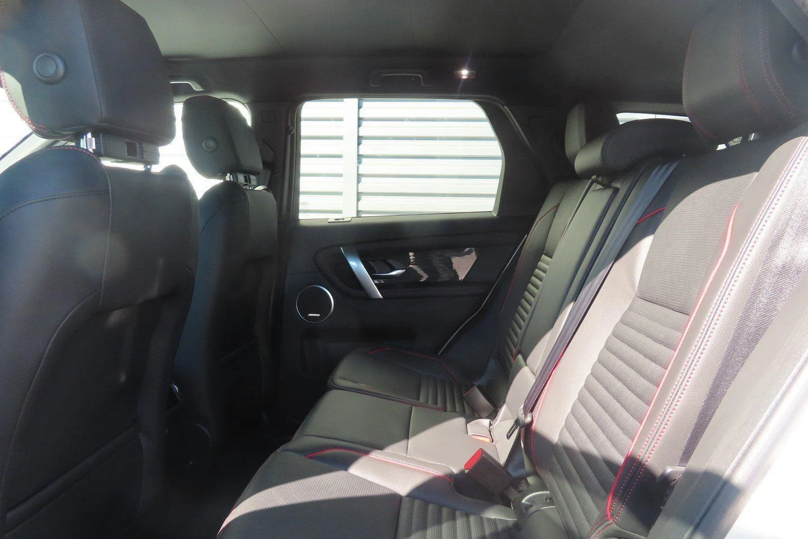 Used 2023 Hakuba Silver Metallic Land Rover SE R-Dynamic image 6