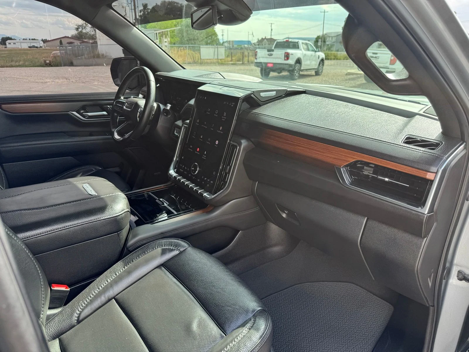 Used 2025 Silver GMC Denali image 38