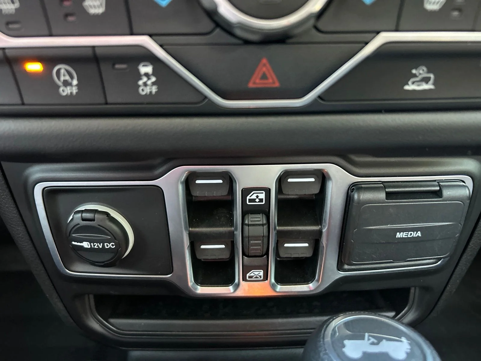 Used 2025 Blue Pearl Jeep Sahara image 32