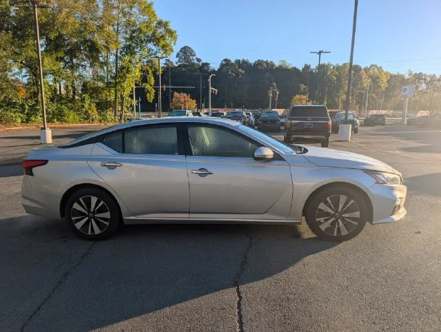 Used 2022 Silver Nissan 2.5 SV image 8