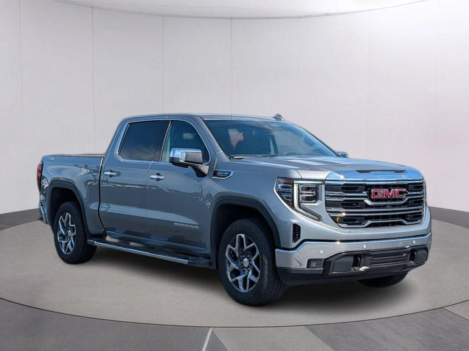 Used 2025 Sterling Metallic GMC SLT image 8