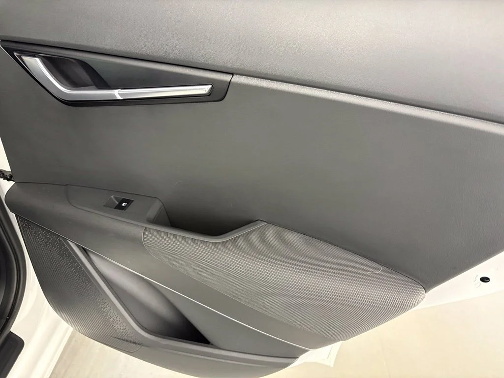 Used 2023 White Kia Wind image 40