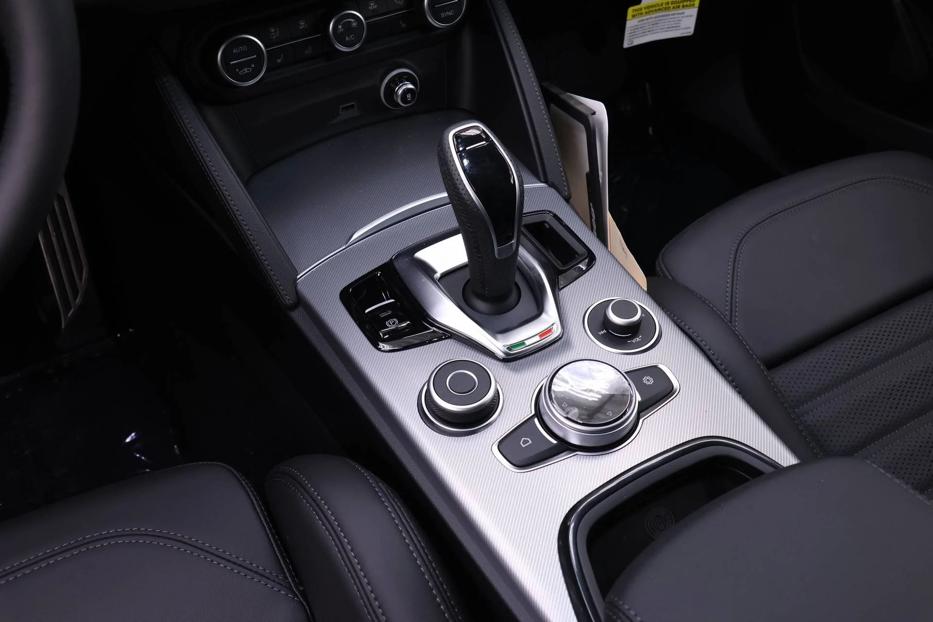 New 2026 Milano White Exterior Paint Alfa Romeo Base image 13