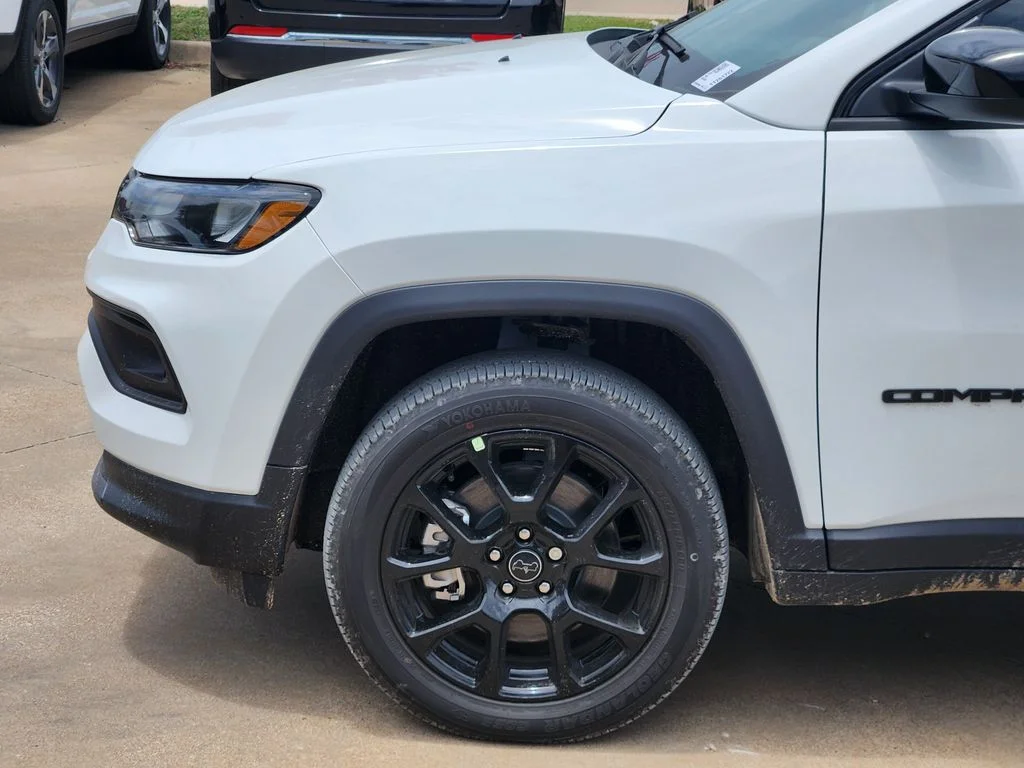 New 2026 Bright White Clear-Coat Exterior Paint Jeep Latitude image 5