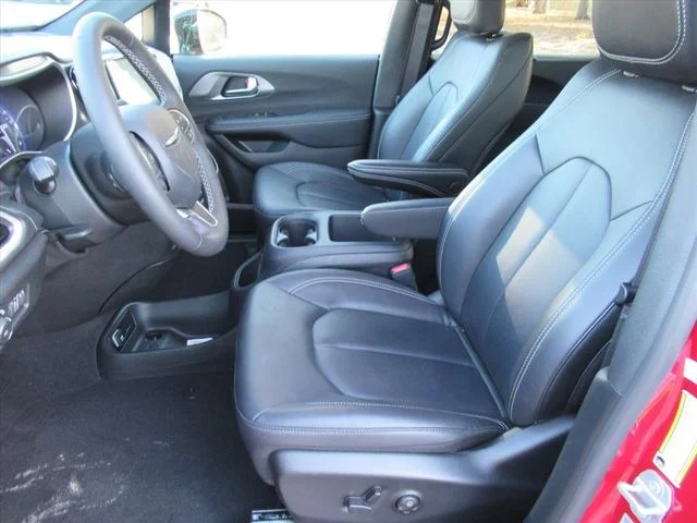 2026 Chrysler Pacifica Select - Photo 15