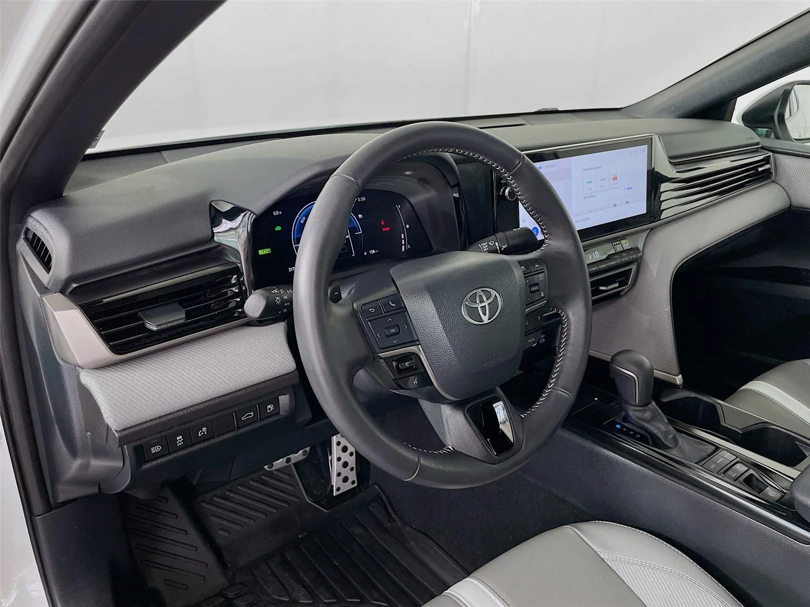 Used 2025 Ice Cap Toyota SE image 13