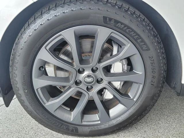 Used 2024  Land Rover SE image 6