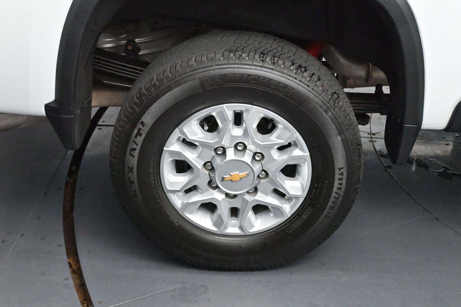 Used 2025 Summit White Chevrolet LT image 36