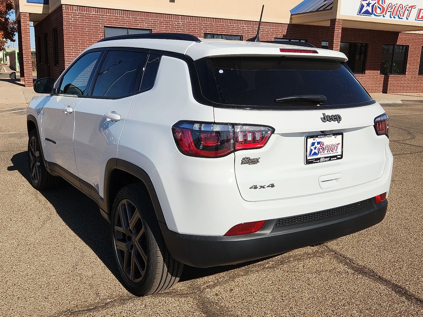 New 2026 PW7 Bright Whit Jeep LATITUDE ALTITUDE 4X4 image 3