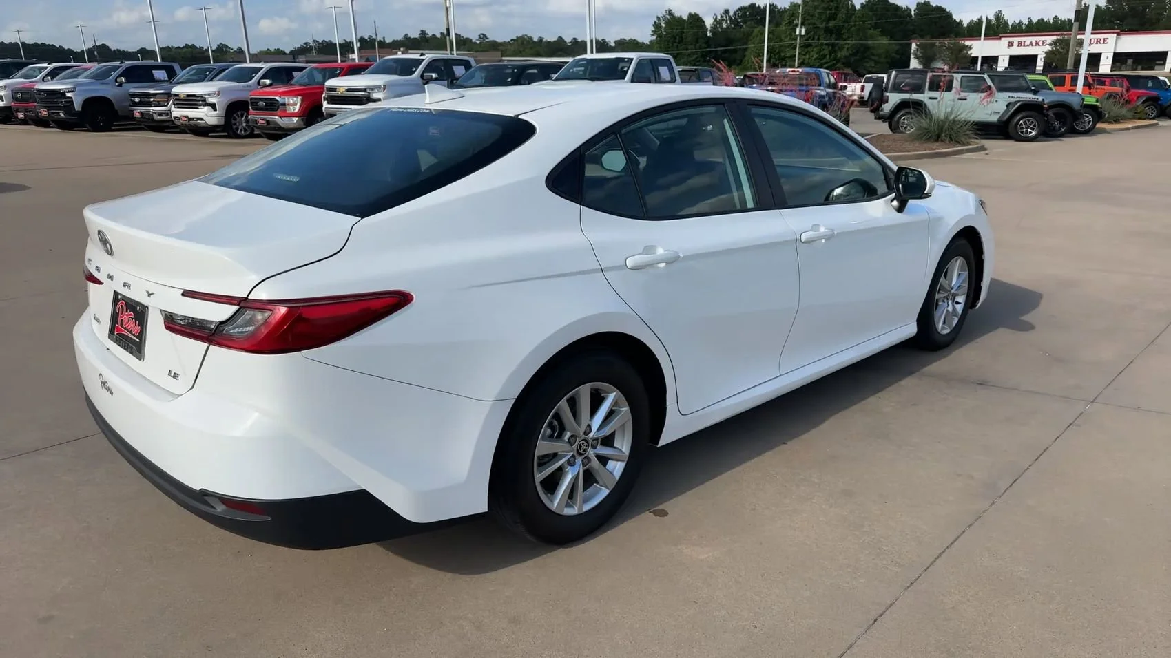 Used 2025 Ice Toyota LE image 9