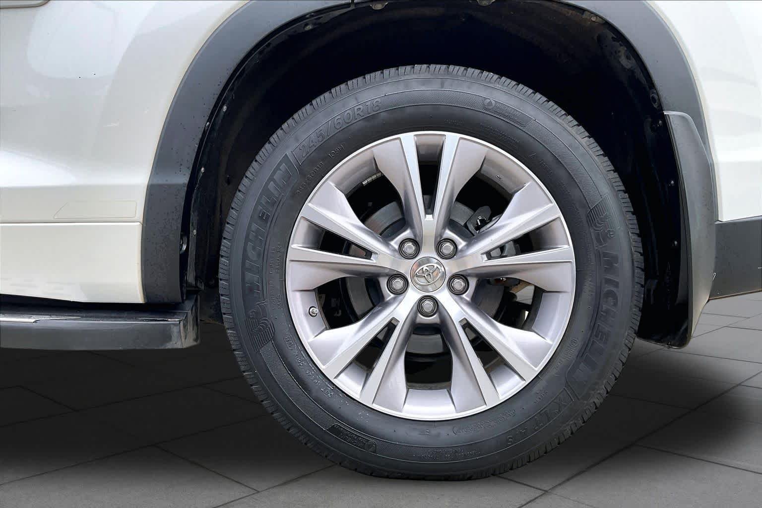 Used 2014 Blizzard Pearl Toyota XLE image 11