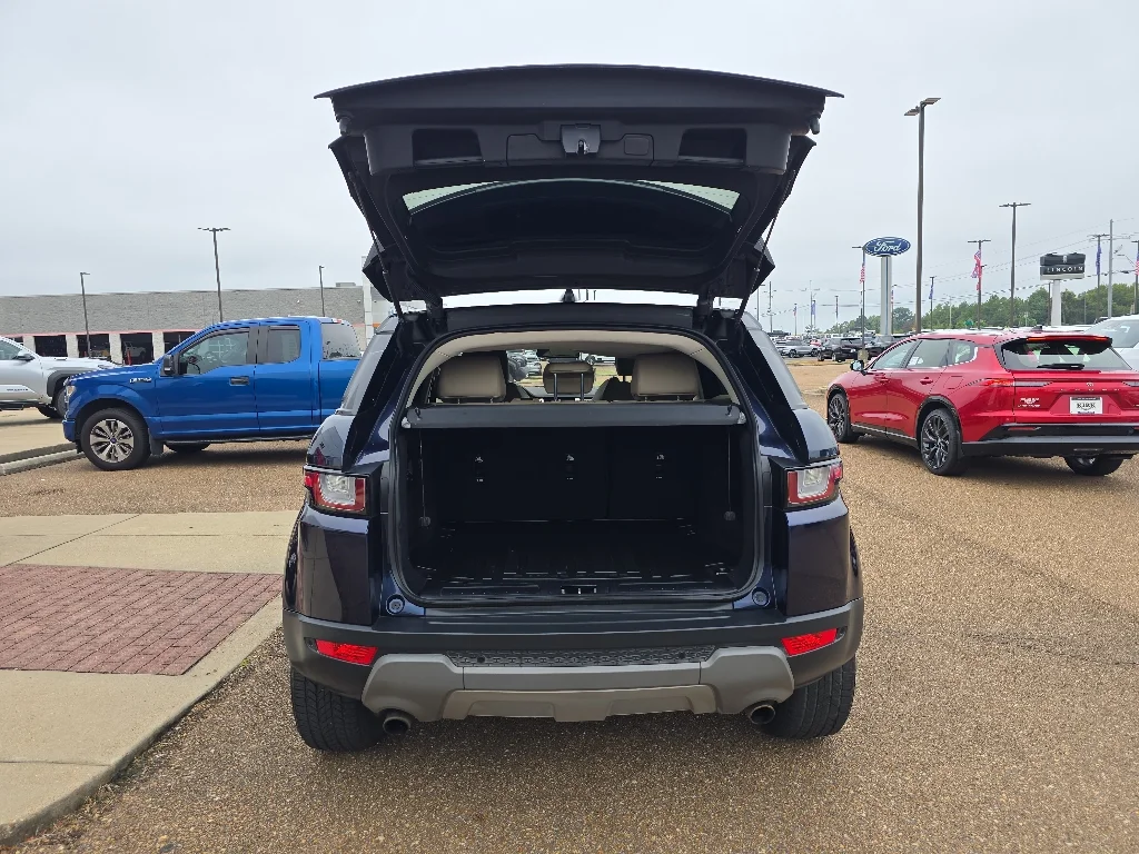 Used 2017 Loire Blue Metallic Land Rover SE image 4