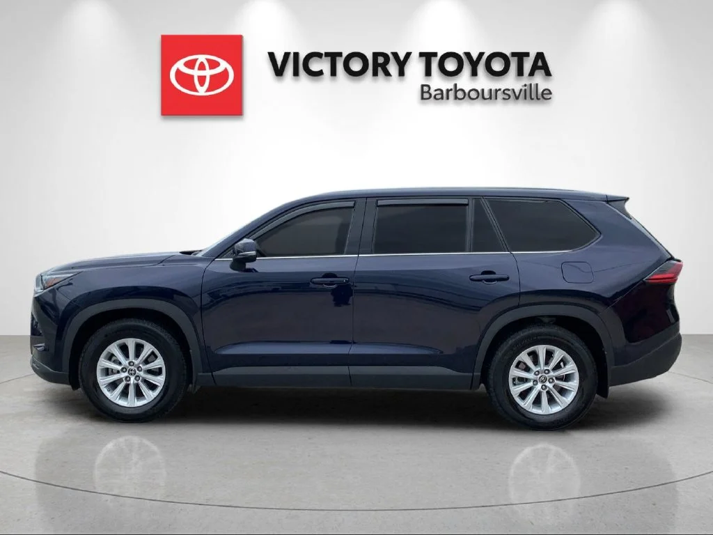 Used 2025  Toyota XLE image 2