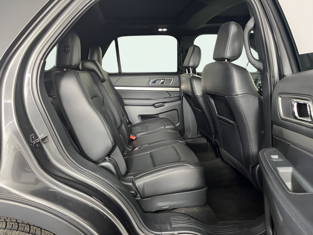 Used 2018 Magnetic Metallic Ford XLT image 15