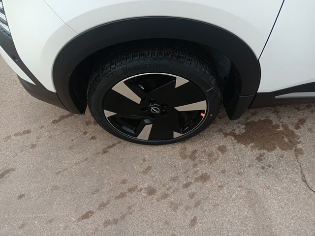 New 2026 Aspen White TriCoat / Super Black Two-tone Nissan SR image 37