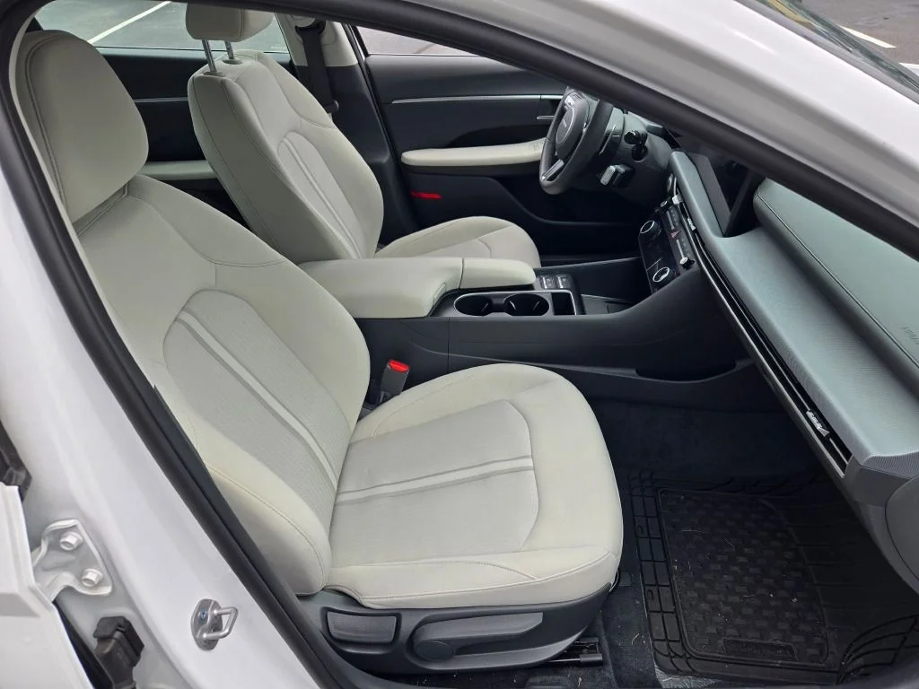 Used 2026 White Hyundai SEL Sport image 5