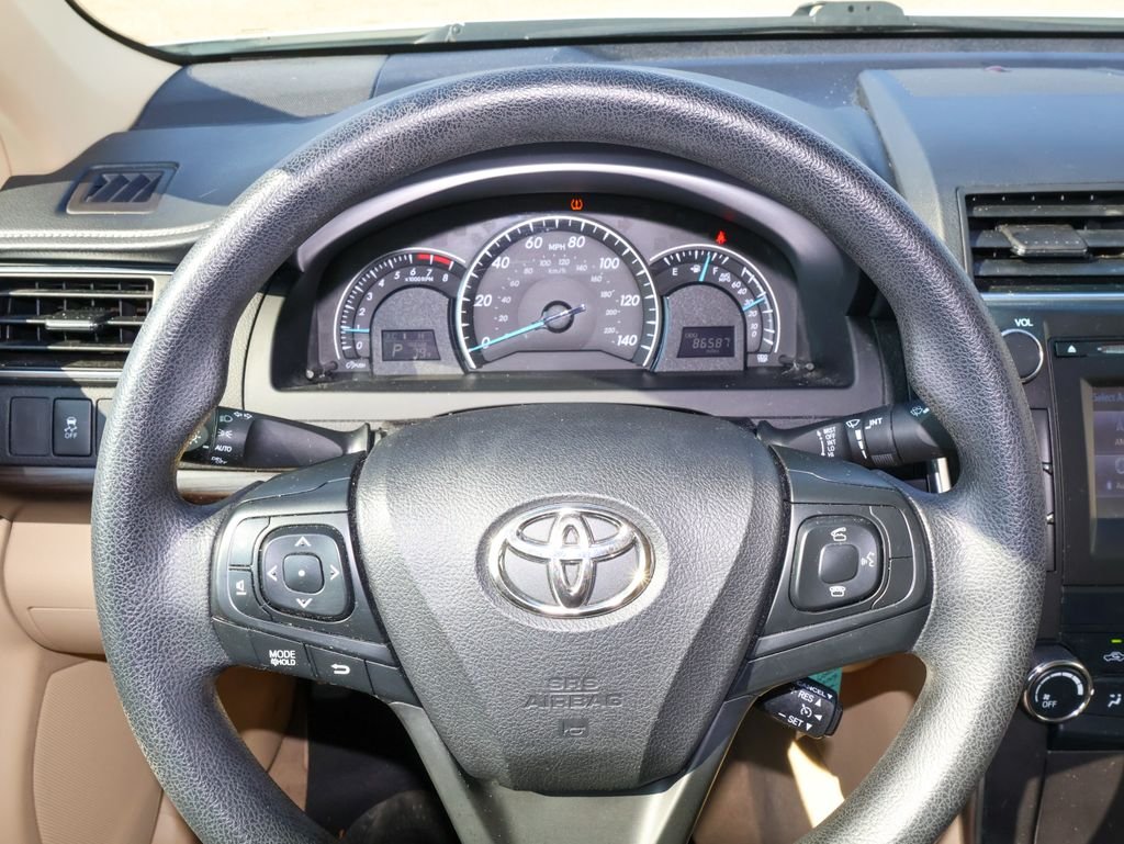 Used 2015 White Toyota LE image 19