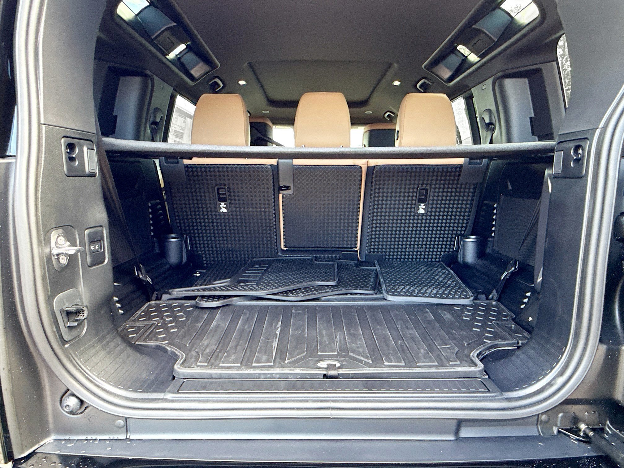 New 2026 Santorini Black Land Rover X-Dynamic SE image 12