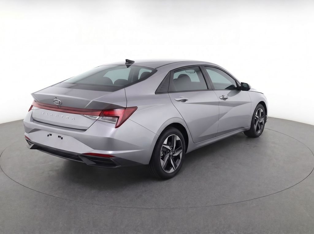 Used 2023 Silver Hyundai SEL image 5
