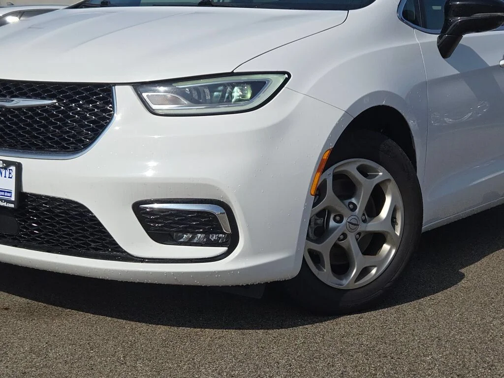 Used 2024 White Chrysler Limited image 3
