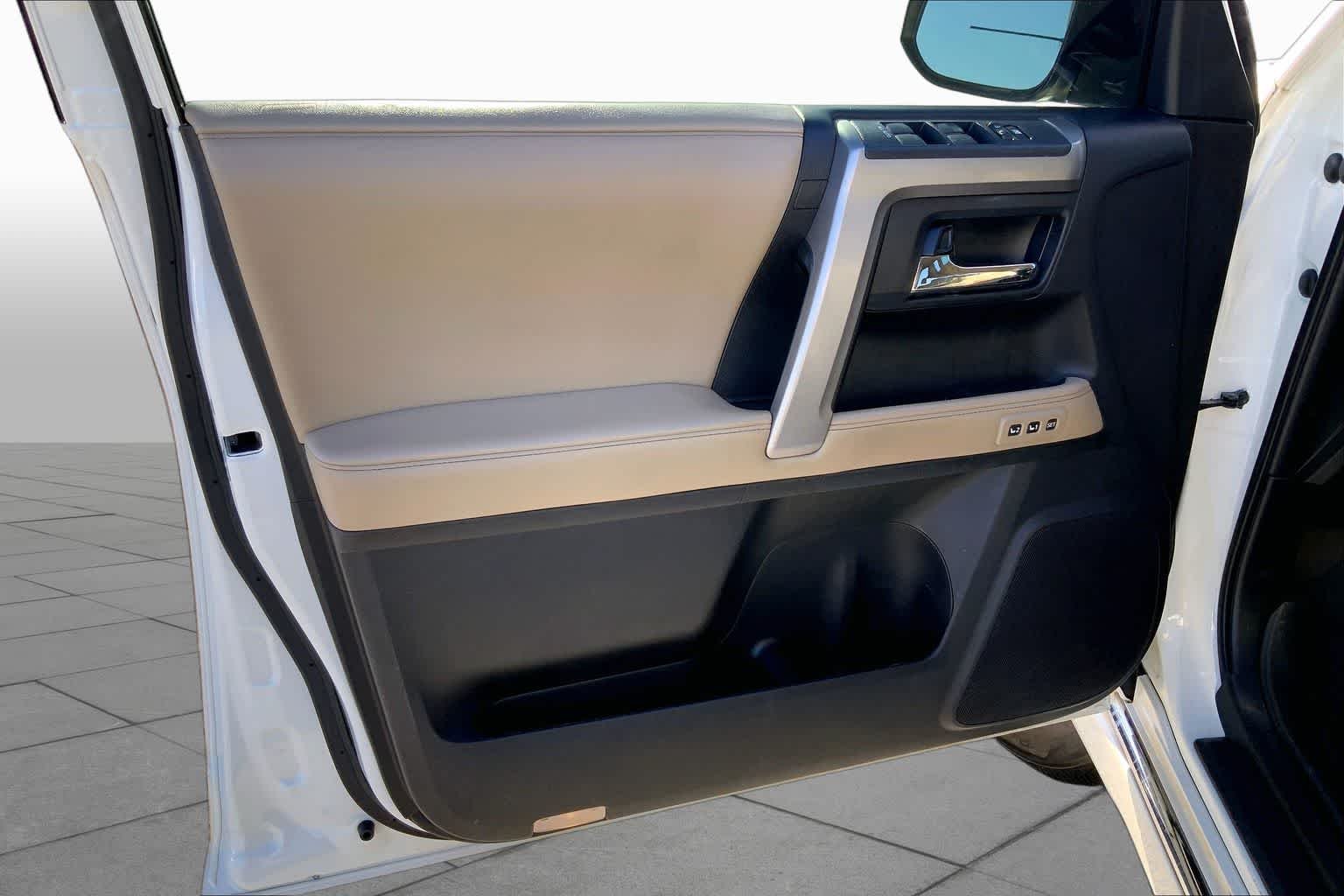 Used 2014 Blizzard Pearl Toyota Limited image 21