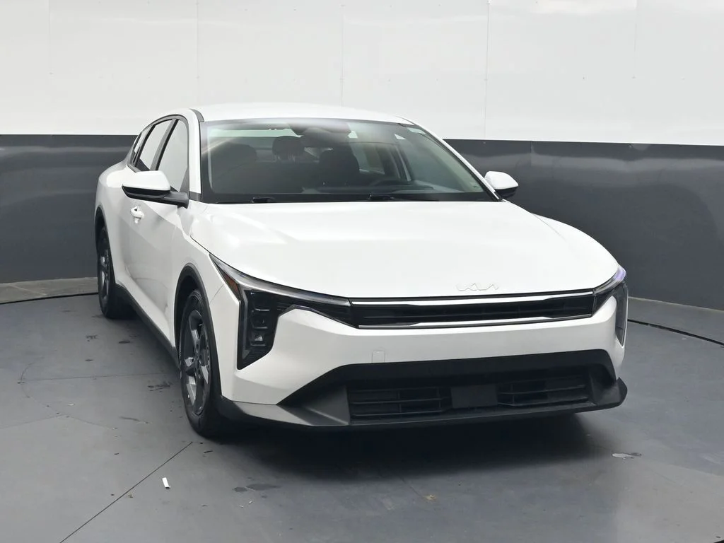 Used 2025 White Kia LXS image 13