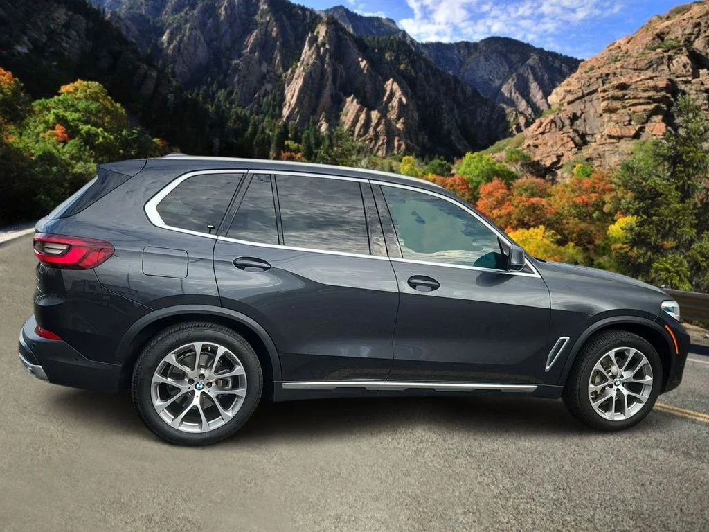 Used 2021 Gray BMW xDrive40i image 2