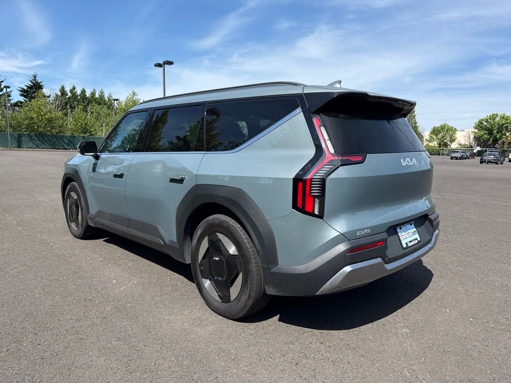 Used 2024 Iceberg Green Kia Wind image 4