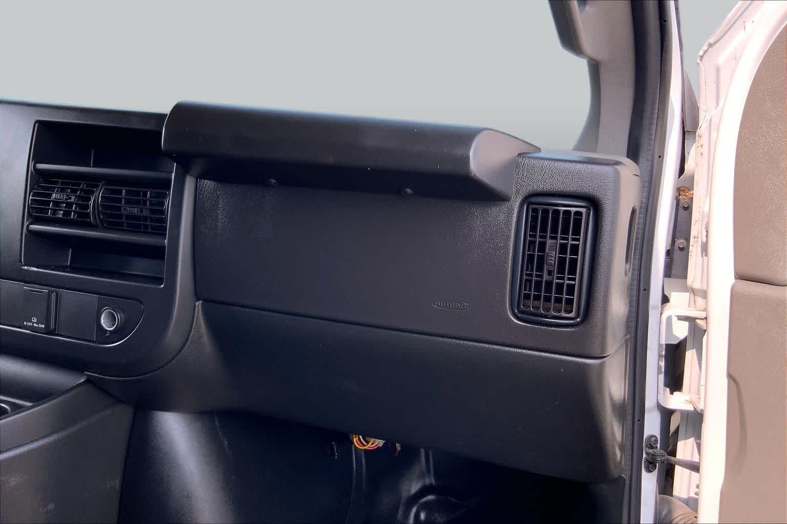 Used 2023 Summit White Chevrolet  image 18