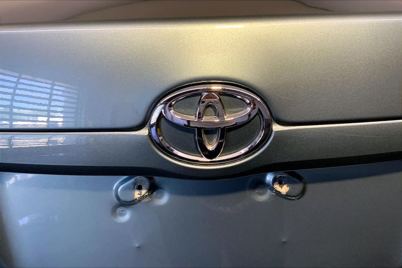 Used 2011 Aloe Green Metallic Toyota LE image 9