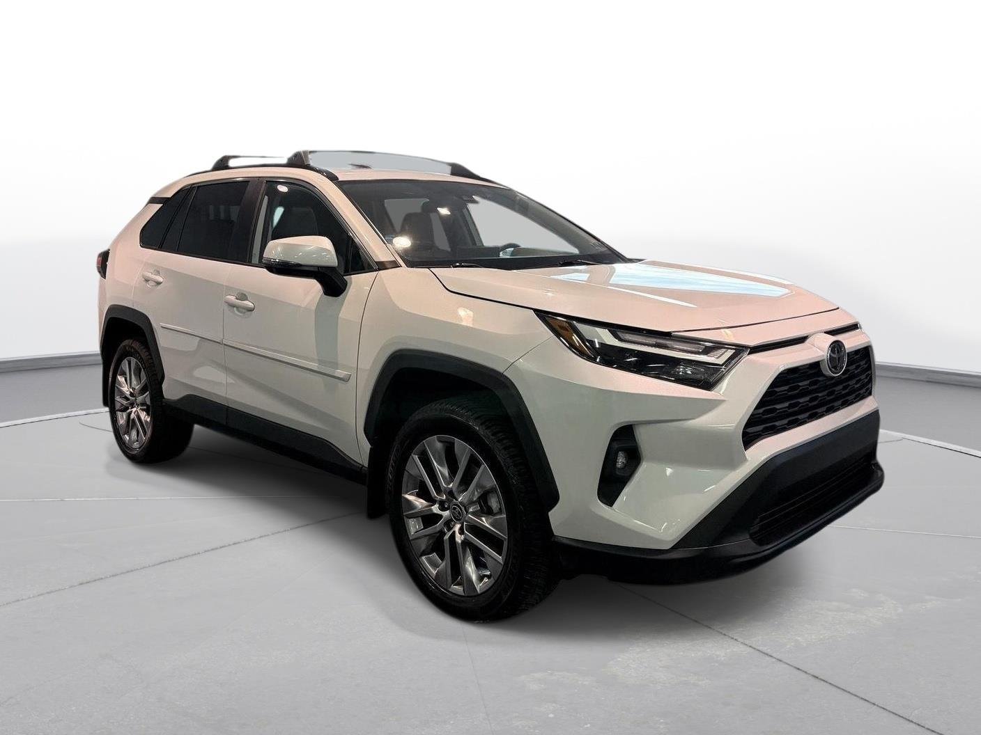 Used 2024 Wind Chill Pearl Toyota XLE Premium image 9