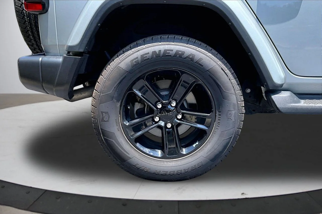 Used 2023 Silver Jeep Sahara image 34